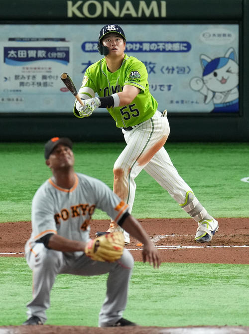 巨人対ヤクルト　6回表ヤクルト1死、メルセデス（手前）からフェンス直撃の中越え二塁打を放つ村上（撮影・横山健太）