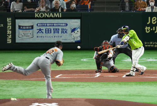 巨人対ヤクルト　1回表ヤクルト2死、右前打を放つ山田（撮影・横山健太）