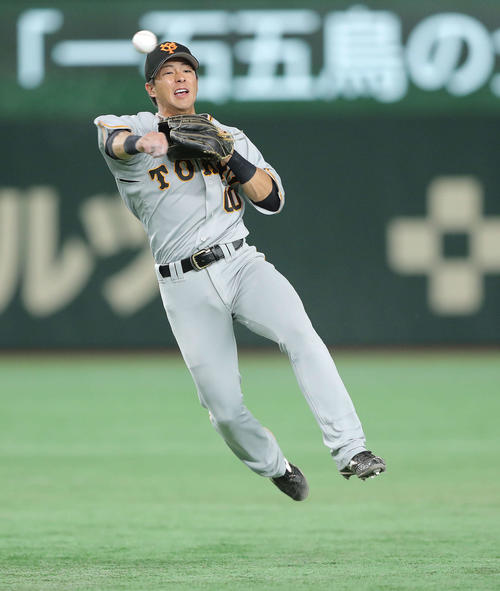 巨人対ヤクルト　7回表ヤクルト1死一、二塁、塩見の遊ゴロを捕球し一塁に送球する湯浅（撮影・河田真司）