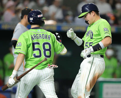 巨人対ヤクルト　8回表ヤクルト2死一、二塁、オスナの中前適時打で生還する村上（右）（撮影・河田真司）