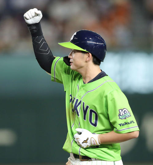 巨人対ヤクルト　8回表ヤクルト2死一、三塁、中前同点適時打を放ちガッツポーズする長岡（撮影・河田真司）