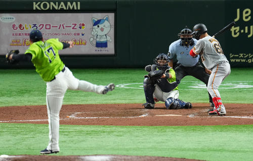 巨人対ヤクルト　8回裏巨人2死二塁、見逃し三振に倒れる増田陸（撮影・横山健太）