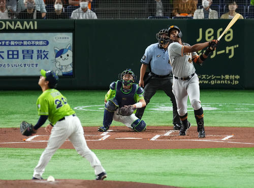 巨人対ヤクルト　1回裏巨人1死、右越え二塁打を放つウォーカー（撮影・横山健太）