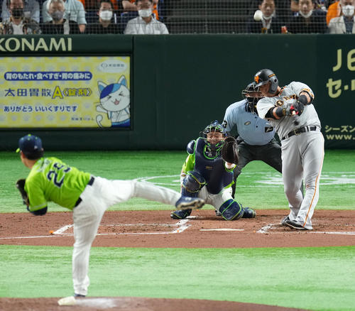 巨人対ヤクルト　2回裏巨人1死、左中間へ本塁打を放つ中田。投手小川（撮影・横山健太）