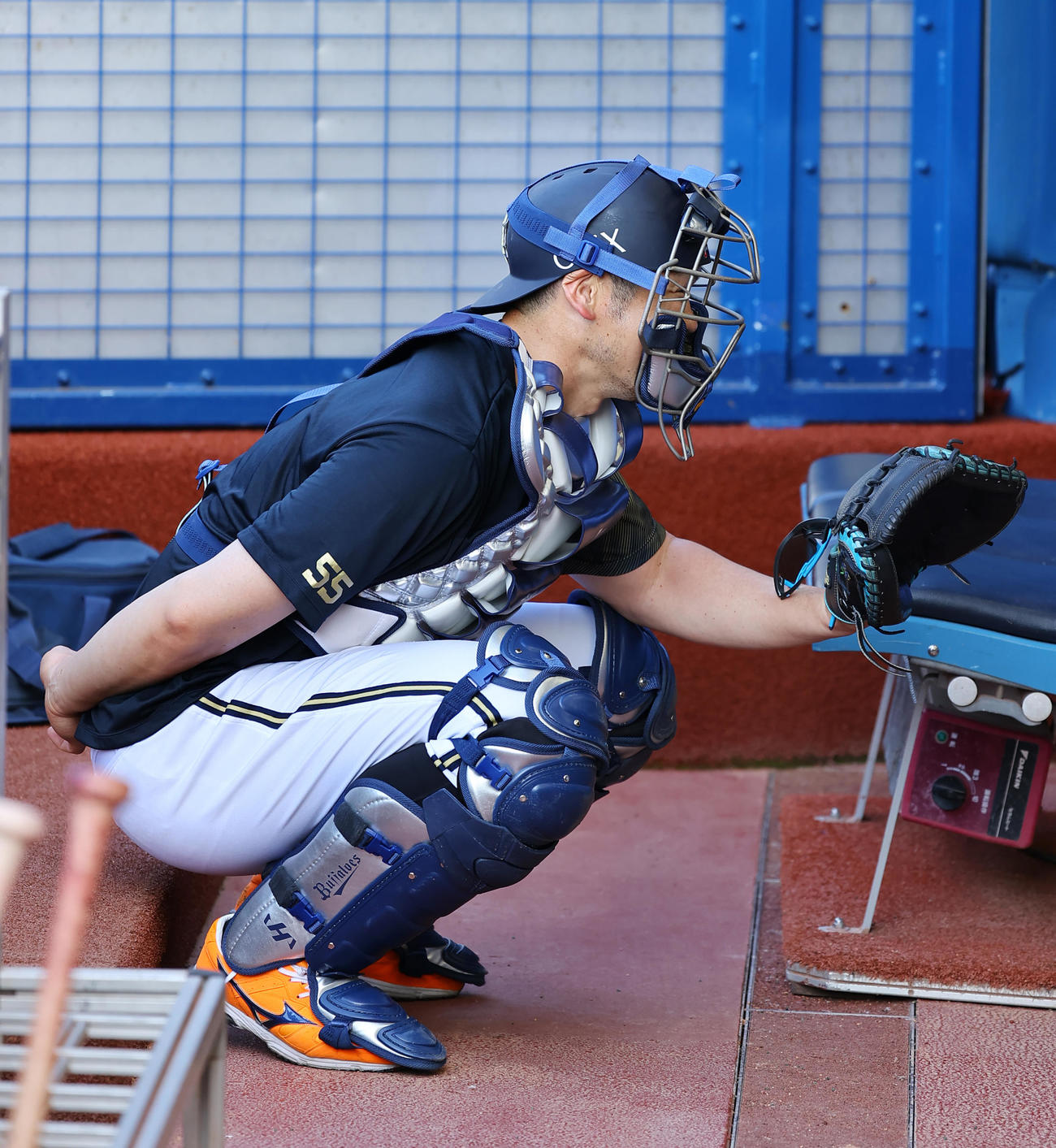 試合前、おもむろに捕手の防具を着け準備万端のオリックスT－岡田（22年6月2日撮影）