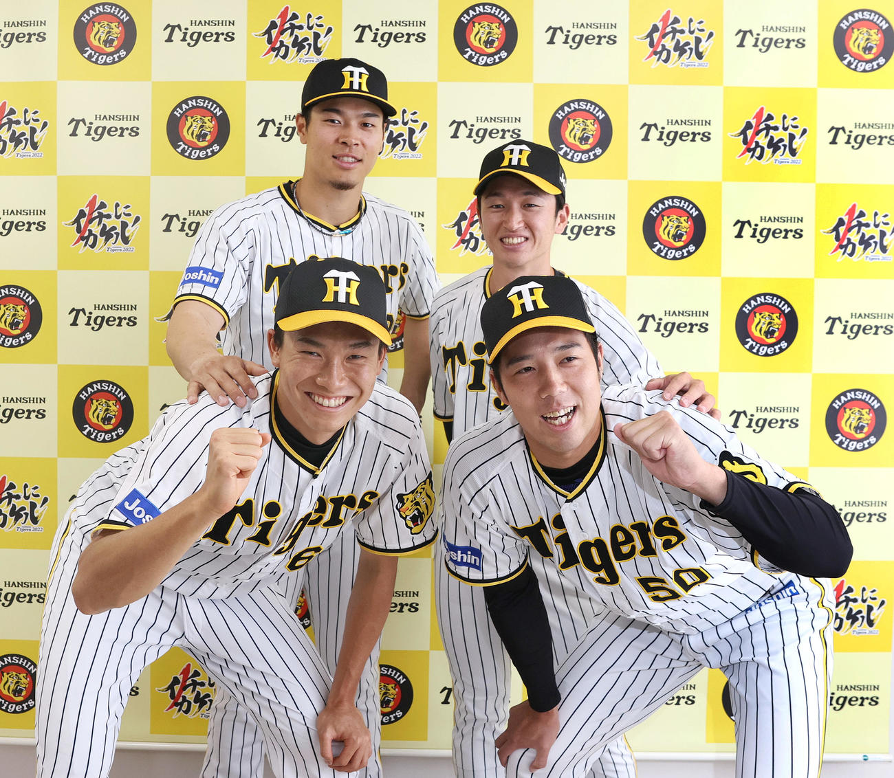 「マイナビオールスターゲーム2022」のファン投票で選出され、記念写真に納まる選手たち前列左から阪神湯浅、青柳、後列左から佐藤輝、近本