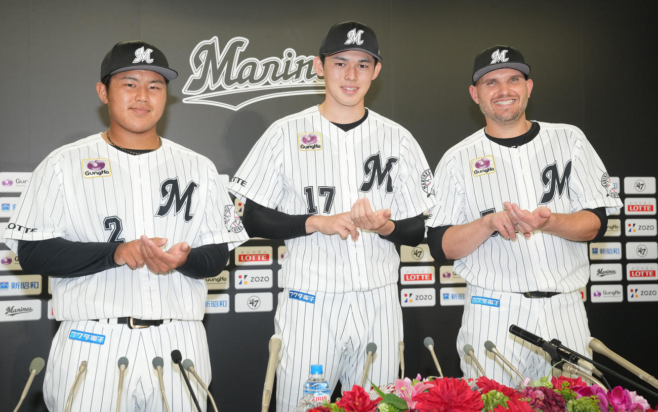 マイナビオールスター2022にファン投票で選ばれすしポーズを披露する、左からロッテ松川、佐々木朗、レアード（撮影・鈴木みどり）