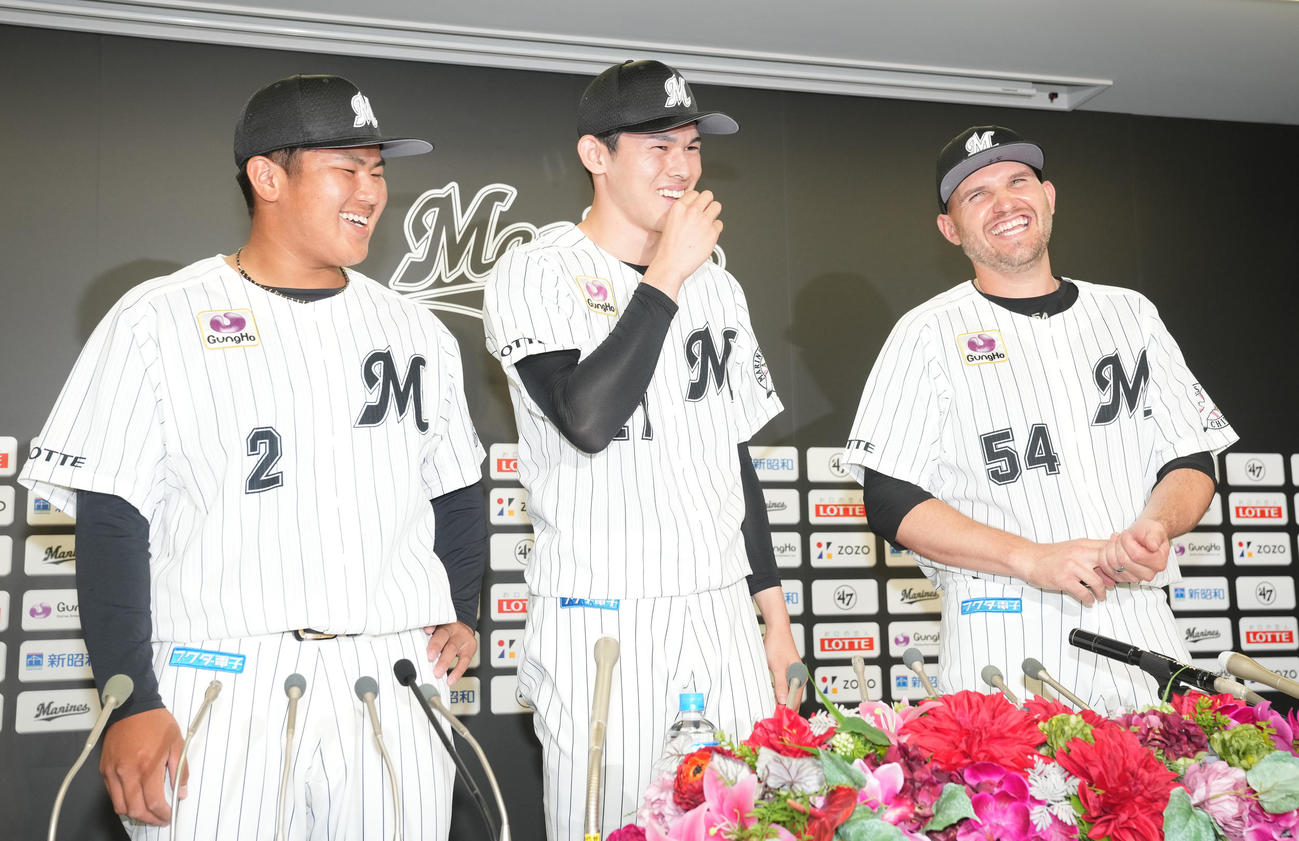 マイナビオールスター2022にファン投票で選ばれたロッテ佐々木朗（中央）はレアード（右）にすしを握ってもらって食べるパフォーマンス。左は松川（撮影・鈴木みどり）
