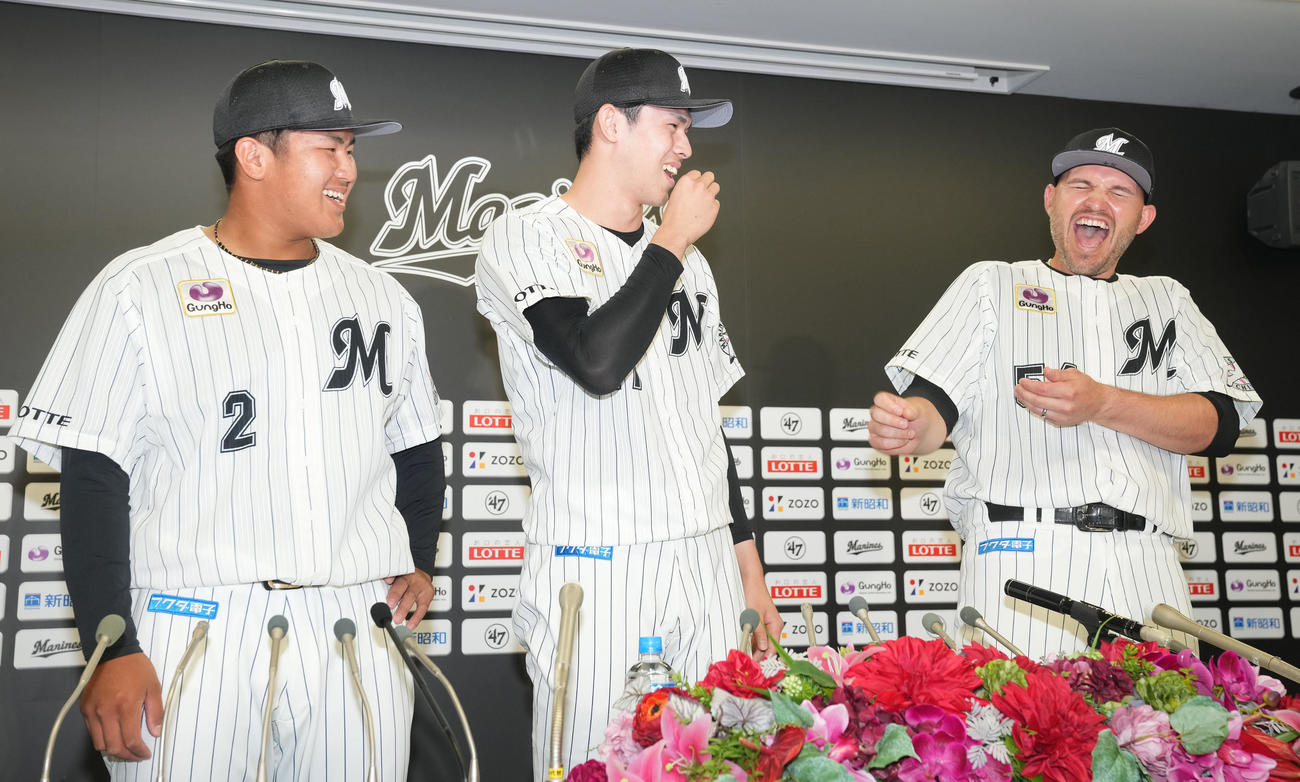 マイナビオールスター2022にファン投票で選ばれたロッテ佐々木朗（中央）はレアード（右）にすしを握ってもらって食べるパフォーマンス。左は松川（撮影・鈴木みどり）