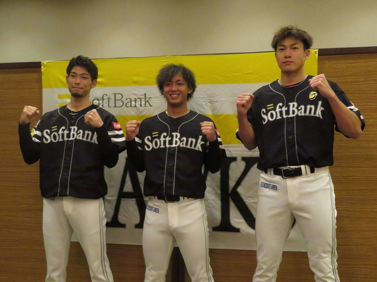 ファン投票で球宴に選出された、左からソフトバンク又吉、今宮、柳田