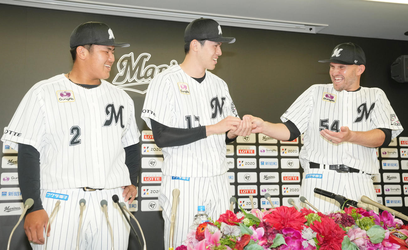 マイナビオールスター2022にファン投票で選ばれたロッテ佐々木朗（中央）はレアード（右）にすしを握ってもらって食べるパフォーマンス。左は松川（撮影・鈴木みどり）