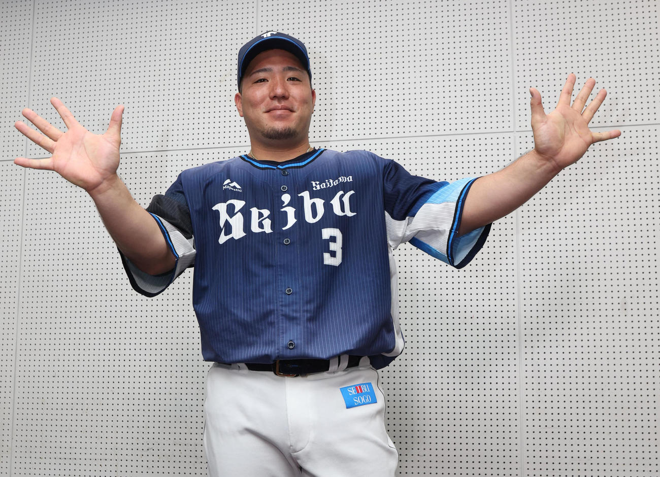 ファン投票でオールスターに選出され“どすこい”ポーズをする西武山川（代表撮影）