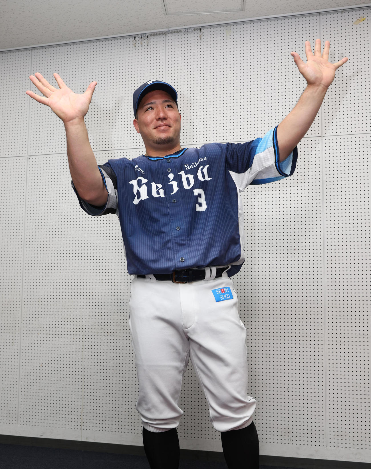 ファン投票でオールスターに選出され“どすこい”ポーズをする西武山川穂高（代表撮影）