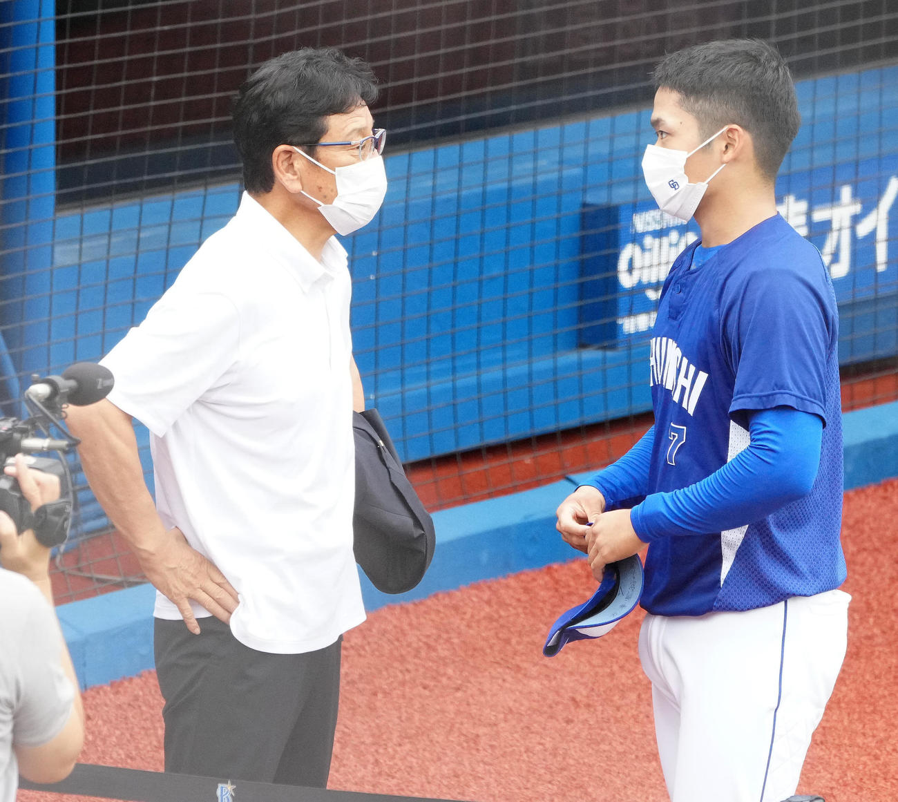 DeNA対中日　練習中、視察した侍ジャパン栗山監督（左）にあいさつする中日根尾（撮影・江口和貴）