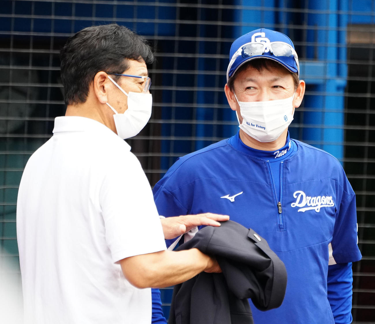 DeNA対中日　練習中、視察した侍ジャパン栗山監督（左）と言葉を交わす中日立浪監督（撮影・江口和貴）