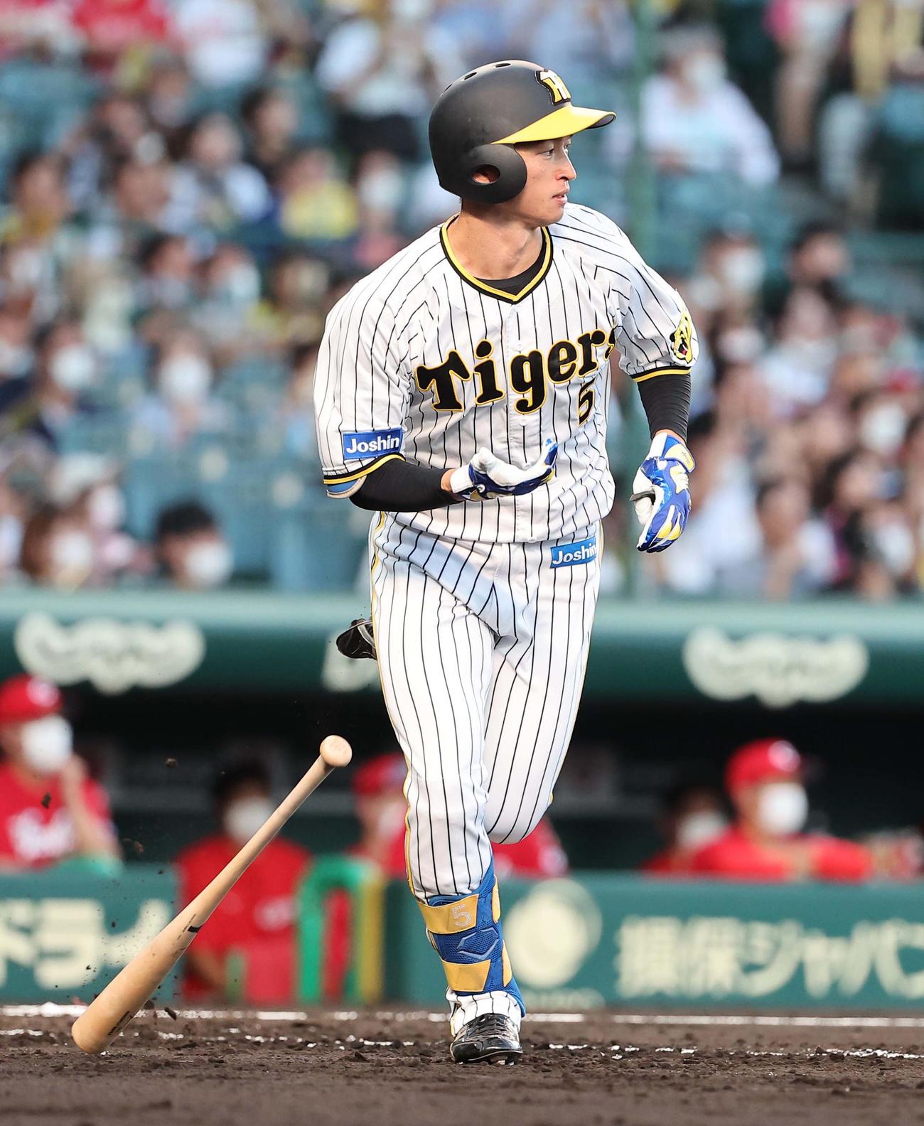 阪神対広島　4回裏阪神2死、近本は中前安打を放つ（撮影・上田博志）