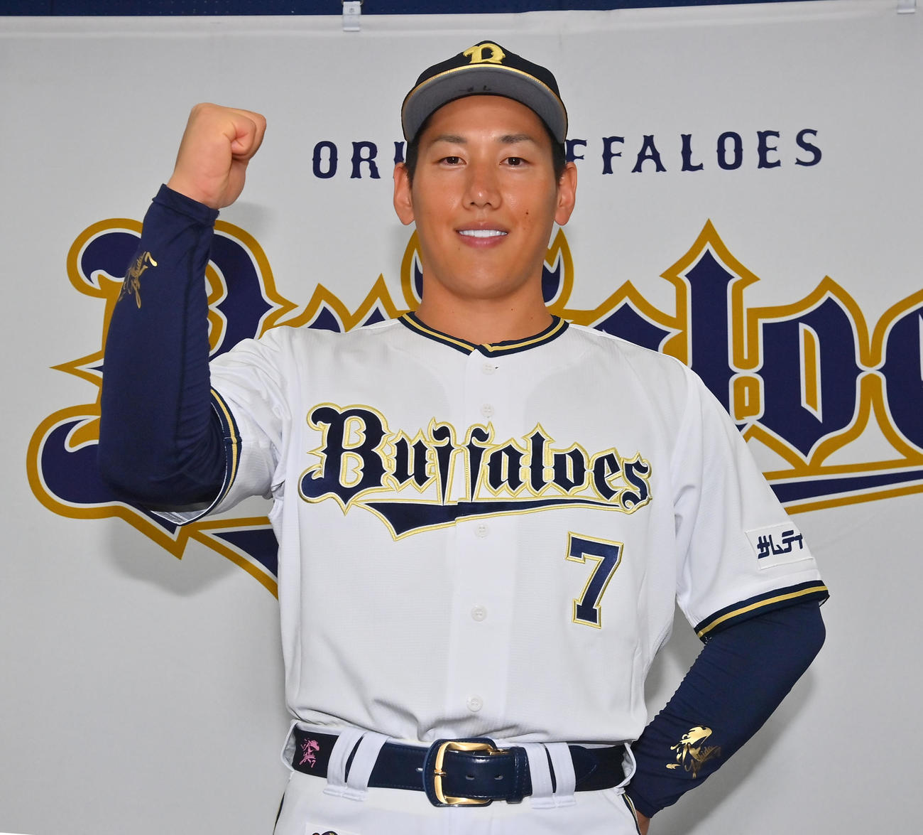 ファン投票でオールスターに選出されガッツポーズするオリックス吉田正