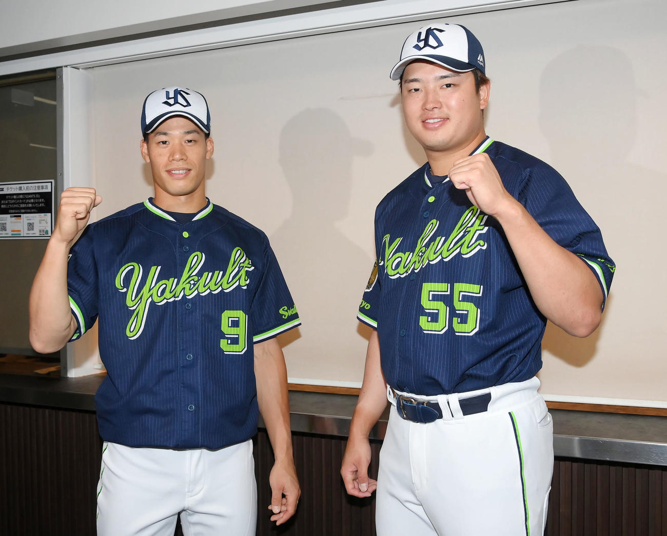 ファン投票でのオールスター出場が決まり笑顔を見せるヤクルト塩見（左）と村上