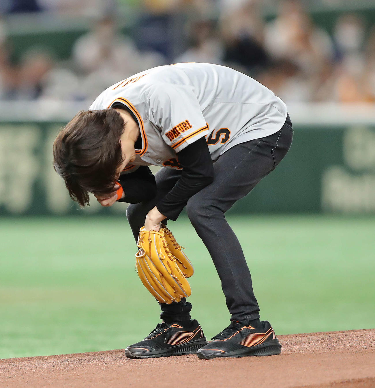 巨人対ヤクルト　試合開始前、始球式で球が外れうつむくDAIGO（撮影・河田真司）