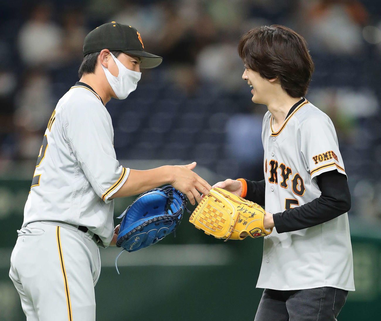 巨人対ヤクルト　試合開始前、始球式を終え巨人小林（左）と握手を交わすDAIGO（撮影・河田真司）