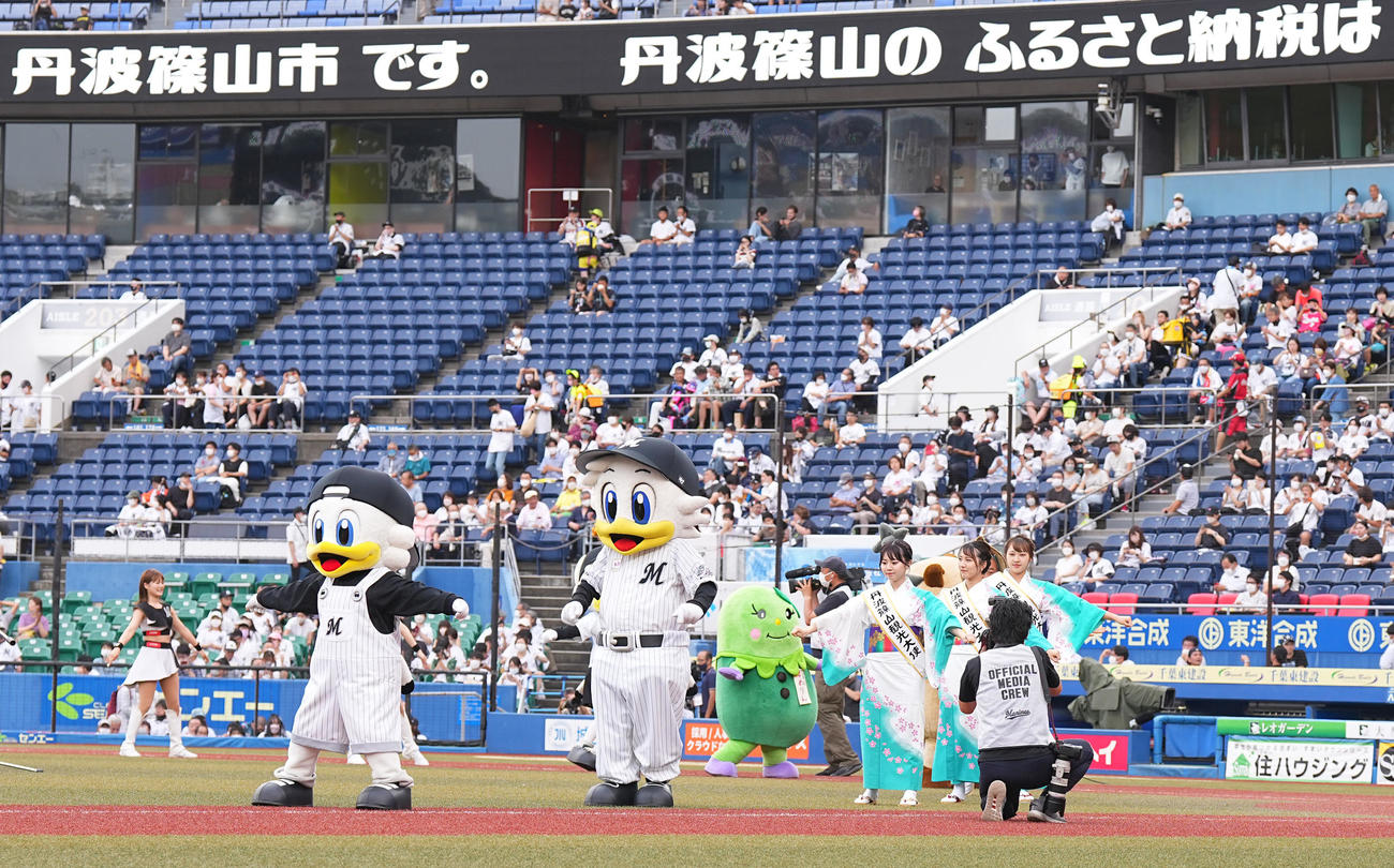 ロッテ対日本ハム　試合前、フィールドで踊る丹波篠山観光大使（撮影・菅敏）