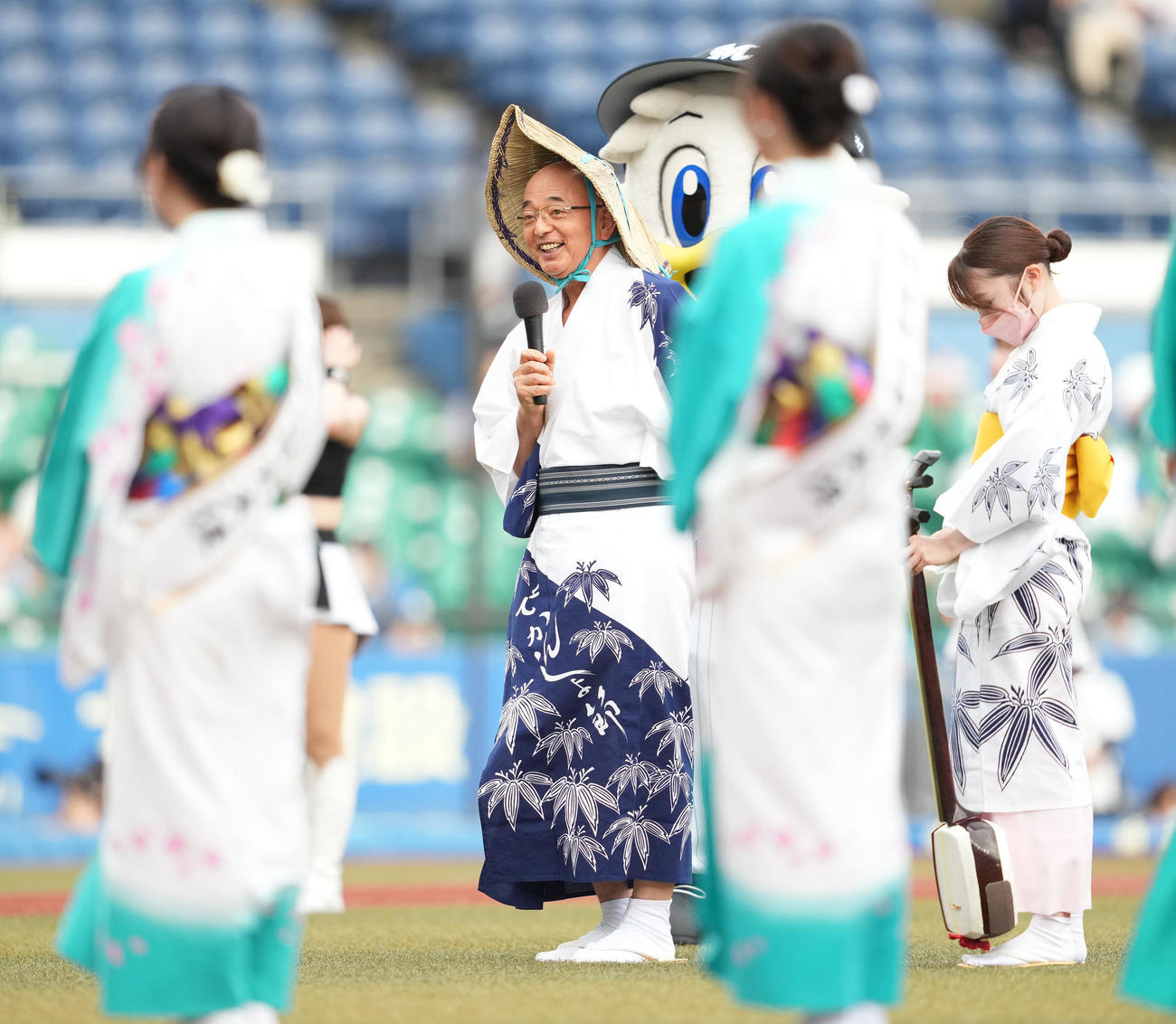 ロッテ対日本ハム　試合前、丹波篠山黒豆ナイターにちなみ、あいさつする酒井隆明丹波篠山市長（撮影・鈴木みどり）