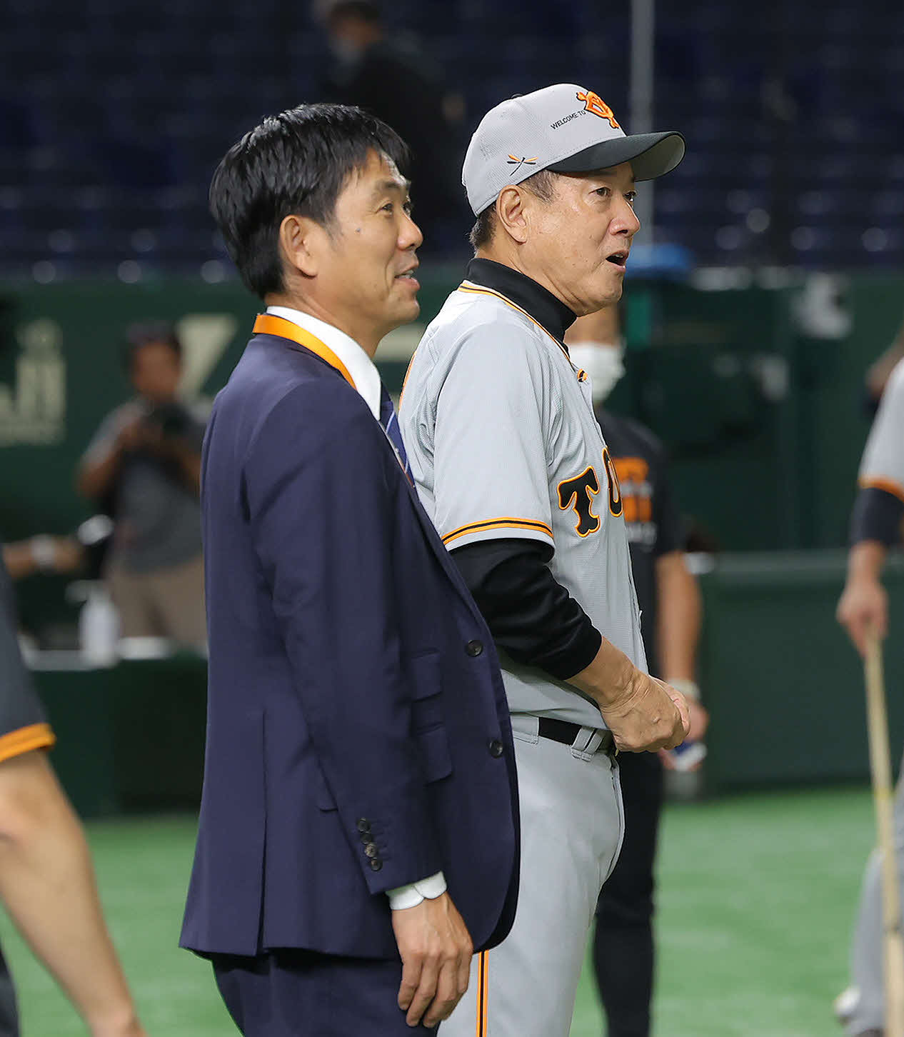 練習を見ながら言葉を交わすサッカー日本代表森保監督（左）と巨人原監督（撮影・河田真司）