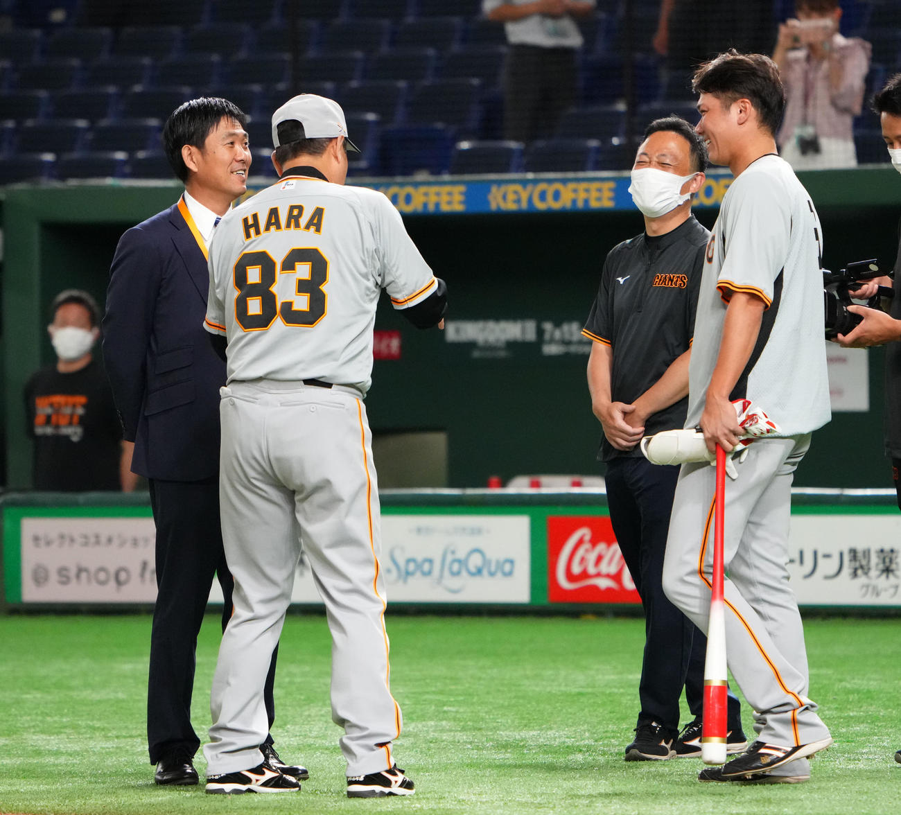 試合前、言葉を交わすサッカー日本代表森保監督（左）と巨人坂本（右）（撮影・横山健太）