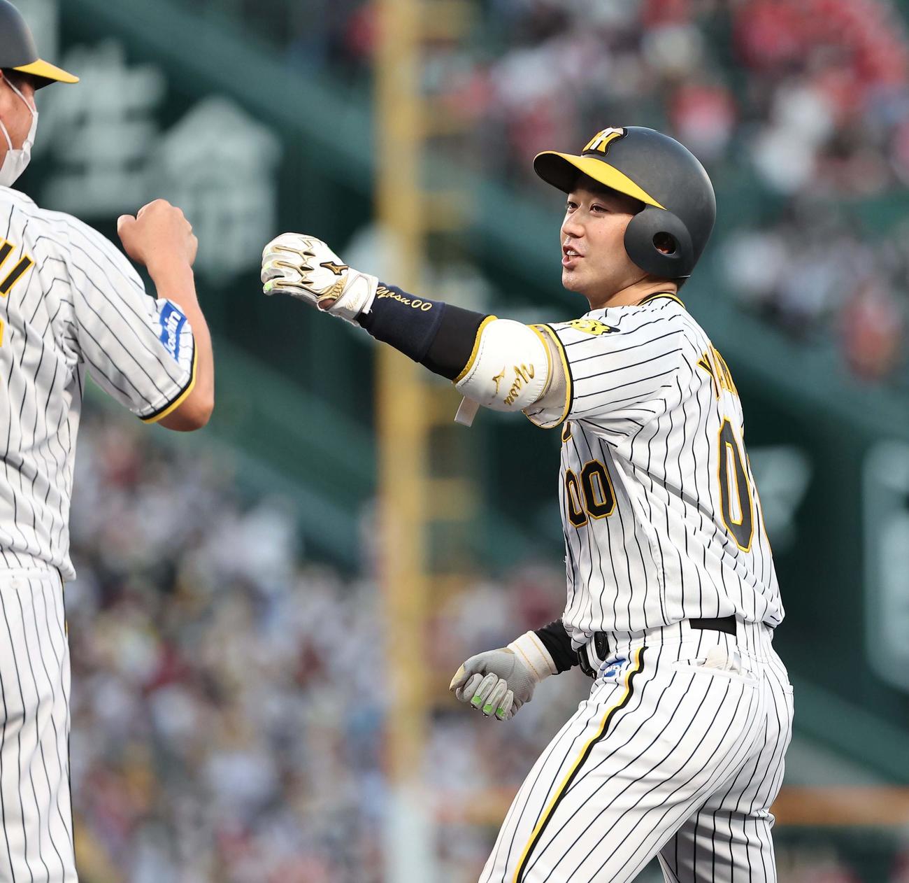 阪神対広島　4回裏阪神2死一、二塁、山本は中前に勝ち越し適時打を放つ（撮影・上田博志）