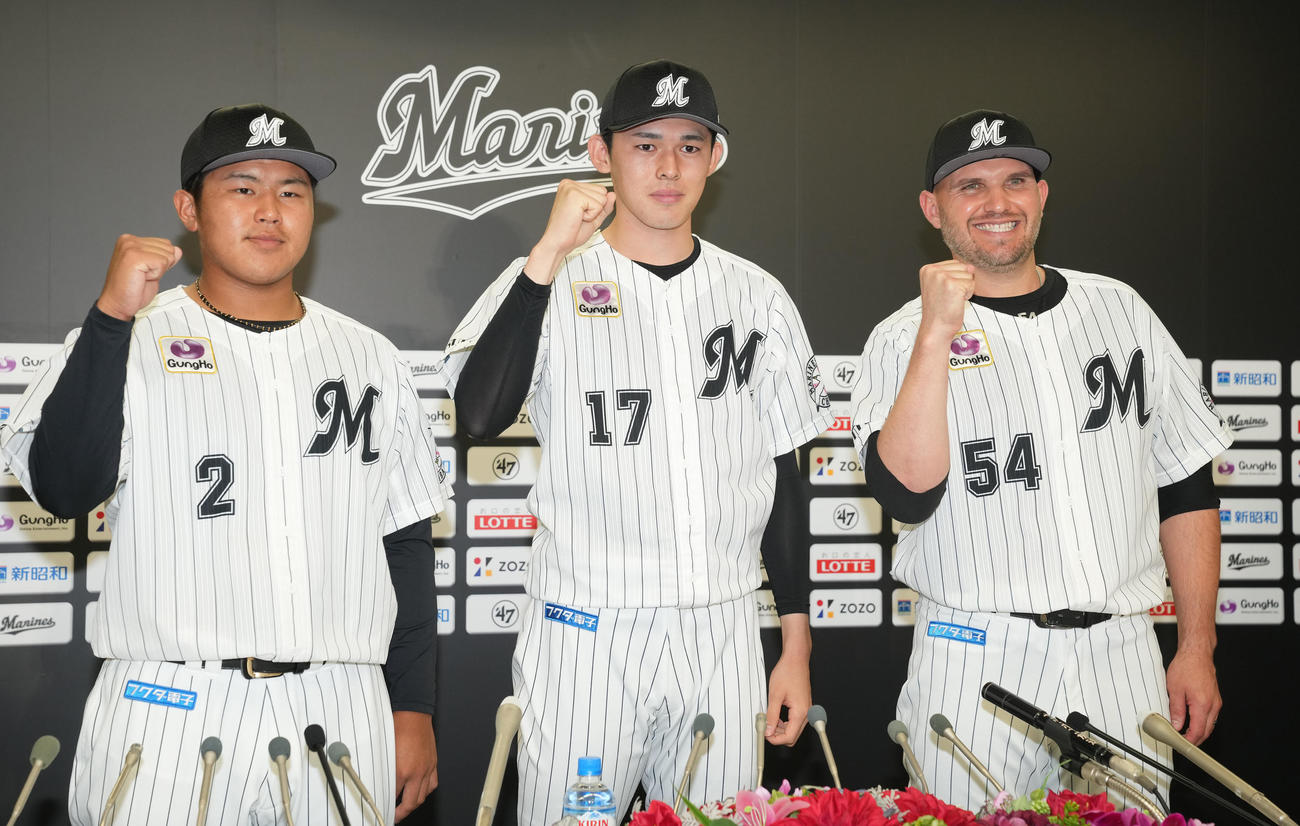 マイナビオールスター2022にファン投票で選ばれガッツポーズする、左からロッテ松川、佐々木朗、レアード（撮影・鈴木みどり）