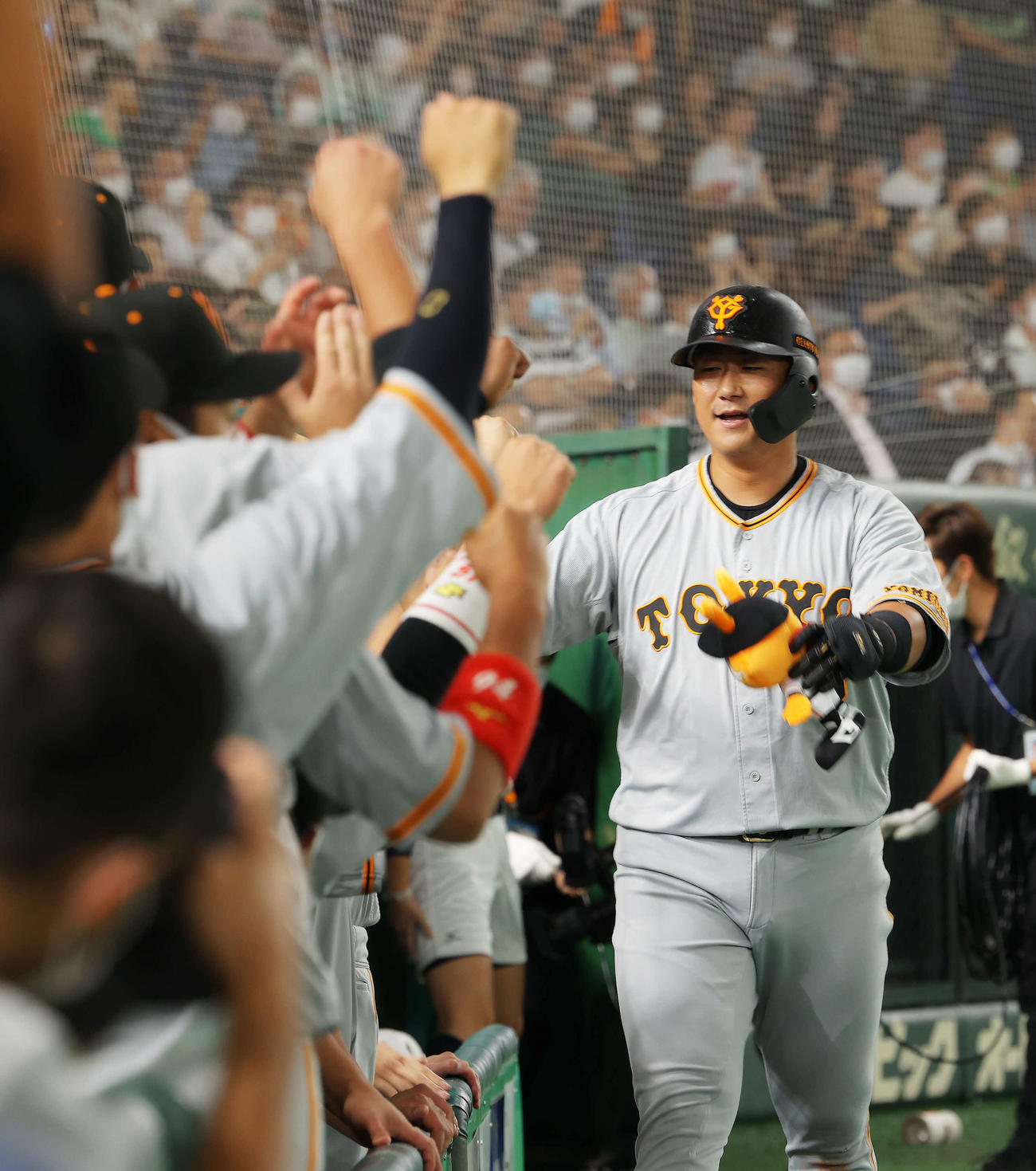 巨人対ヤクルト　2回裏巨人1死、左中間に先制ソロ本塁打で生還し、ベンチナインに迎えられる中田（撮影・河田真司）