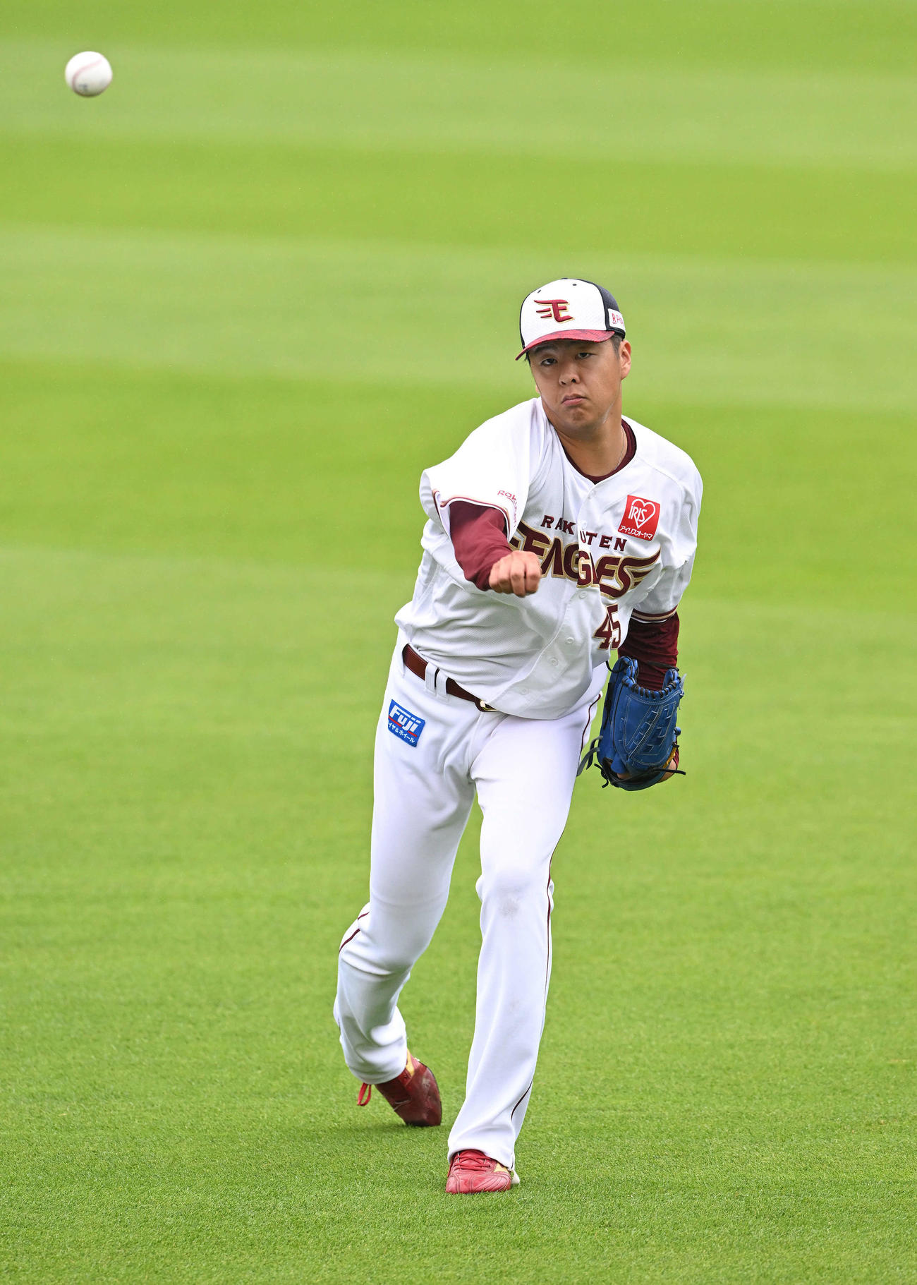 キャッチボールで調整する楽天松井友（撮影・滝沢徹郎）