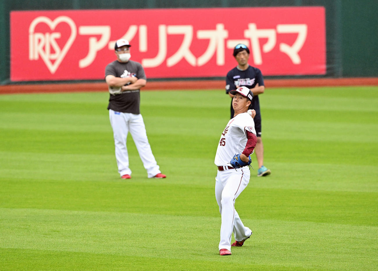キャッチボールで調整する楽天松井友（撮影・滝沢徹郎）