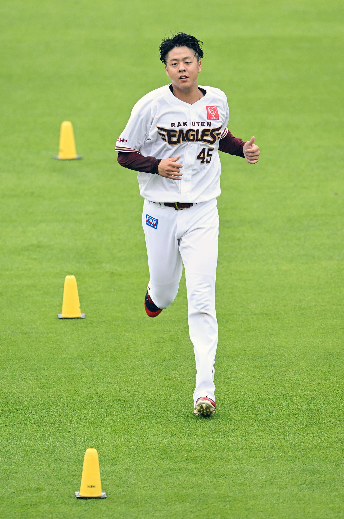 調整する楽天松井友（撮影・滝沢徹郎）