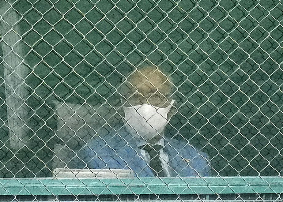 巨人対ヤクルト　試合を見つめる巨人長嶋茂雄終身名誉監督（撮影・横山健太）