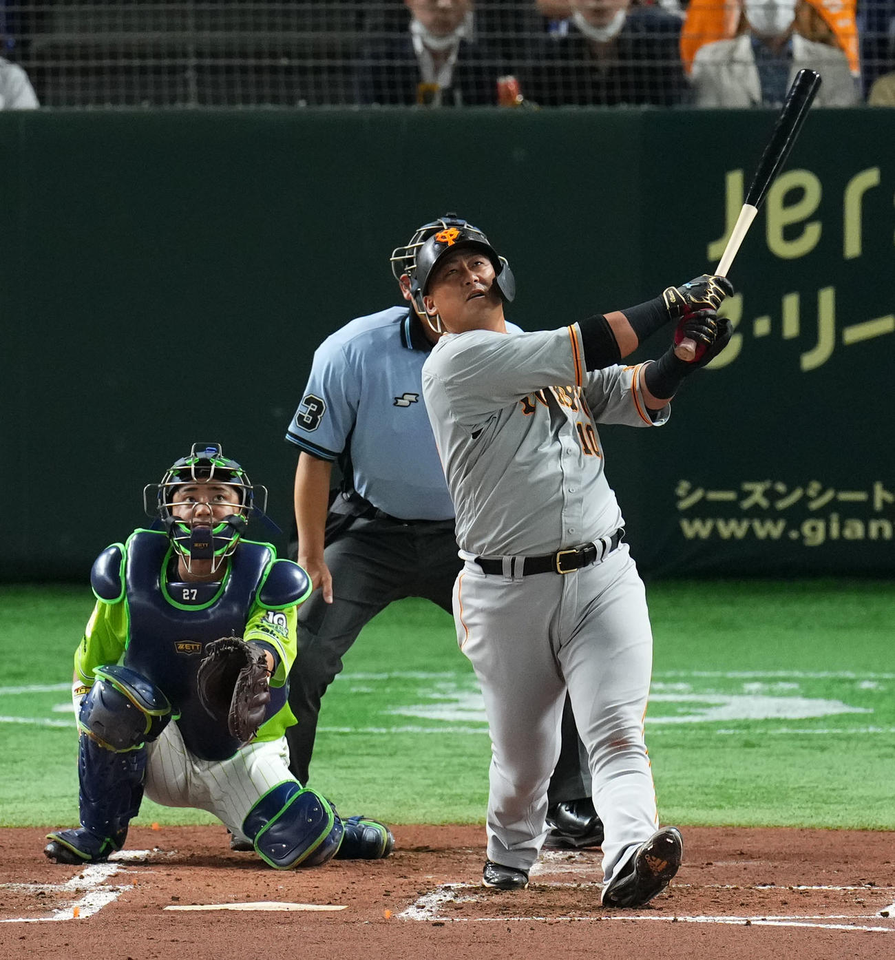 巨人対ヤクルト　2回裏巨人1死、左中間へ本塁打を放つ中田（撮影・横山健太）