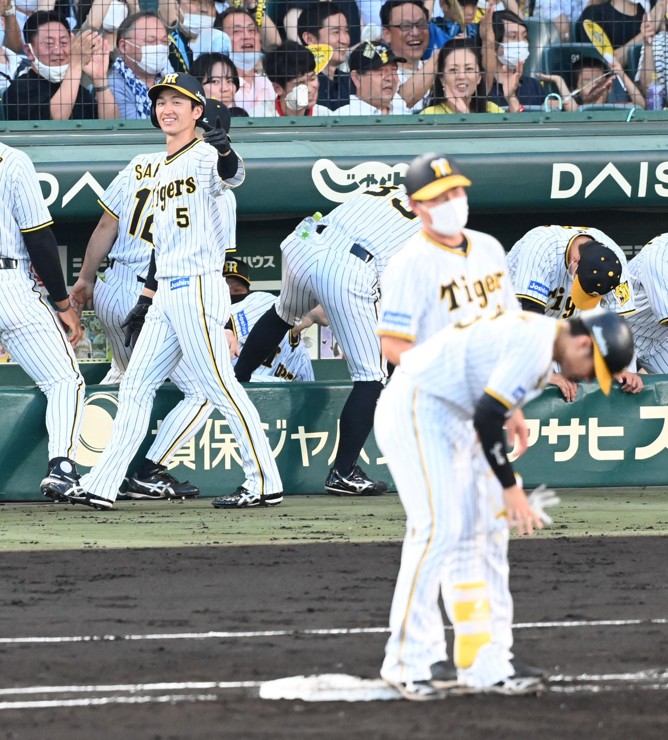 阪神対広島　4回裏阪神2死満塁、近本（左）左前2点適時打を放った北條を祝福（撮影・前岡正明）