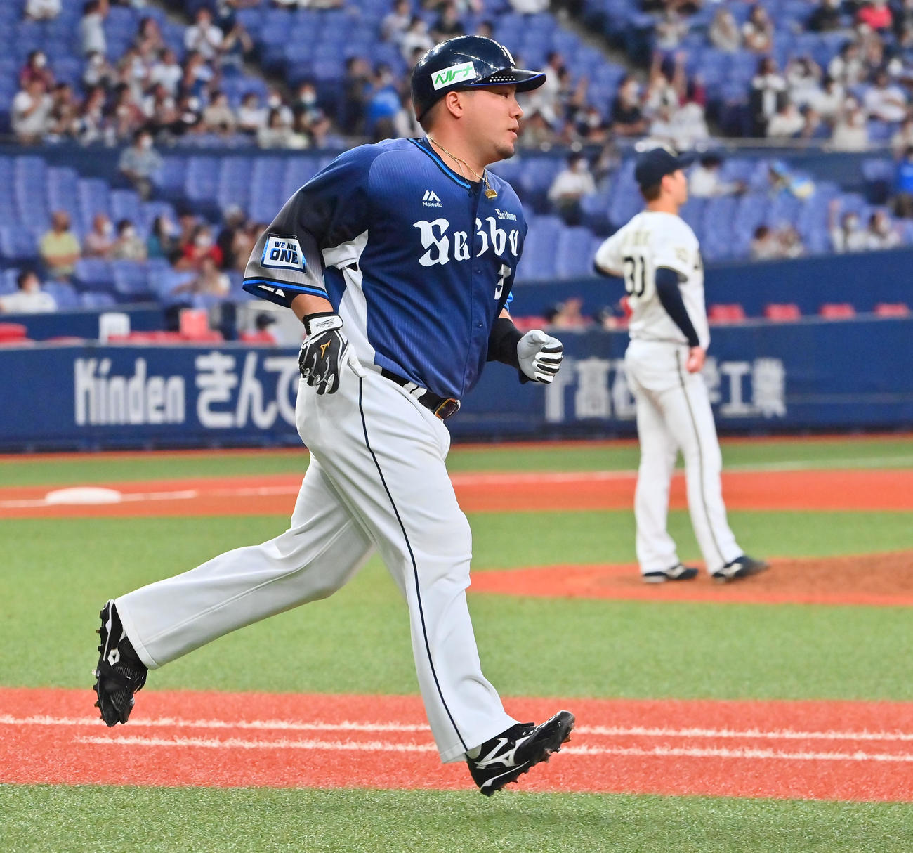 オリックス対西武　6回表西武無死、左越えに勝ち越し本塁打を放つ山川（撮影・和賀正仁）