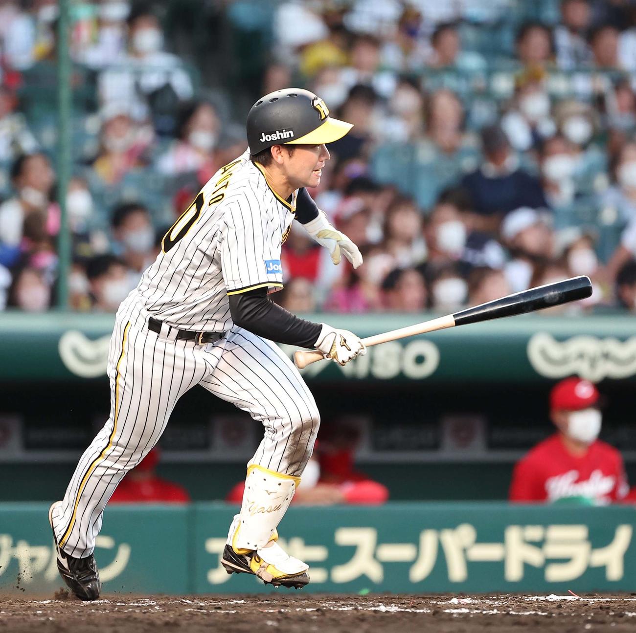 阪神対広島　4回裏阪神2死一、二塁、山本は中前に勝ち越し適時打を放つ（撮影・上田博志）