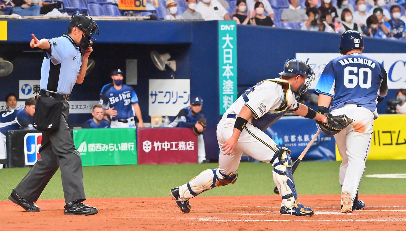 オリックス対西武　7回表西武2死二、三塁、空振り三振を喫し1956個を記録する中村（撮影・和賀正仁）