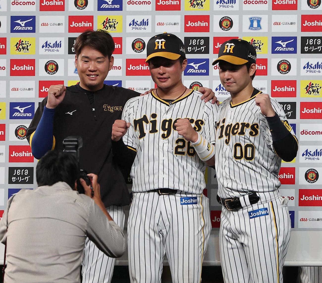 阪神対広島　お立ち台でガッツポーズする左から西勇、北條、山本（撮影・上田博志）