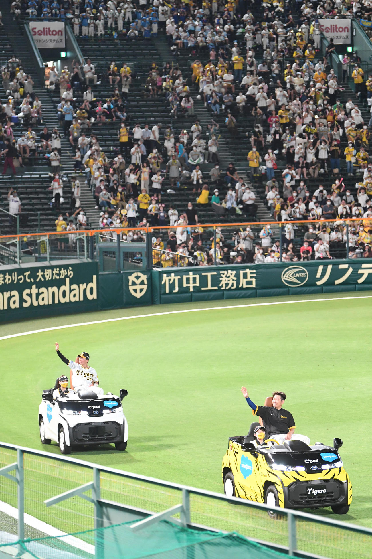 阪神対広島　リリーフカーに乗り場内を回る西勇（右）と北條（撮影・前岡正明）