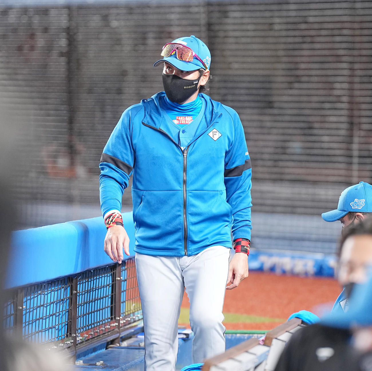 ロッテ対日本ハム　試合中、ベンチで浮かない表情を見せる日本ハム新庄監督（撮影・菅敏）