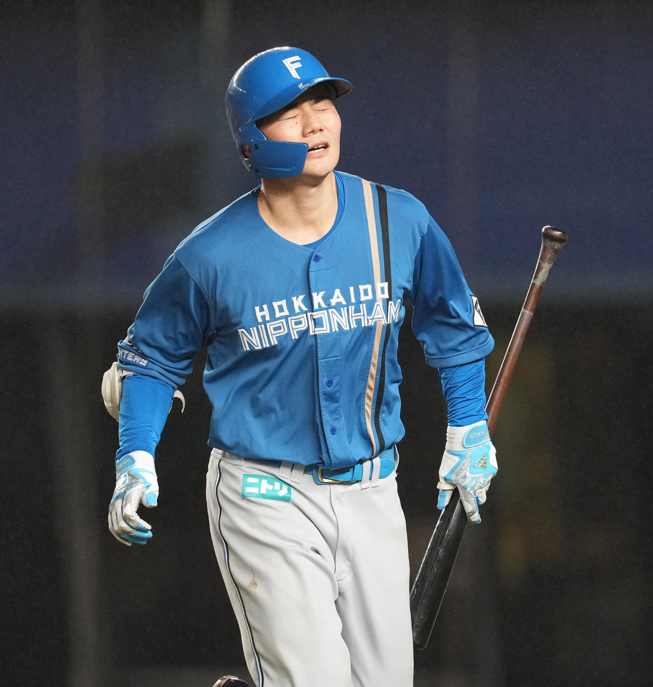 ロッテ対日本ハム　9回表日本ハム1死二塁、中飛に倒れ、厳しい表情でベンチに戻る清宮（撮影・菅敏）
