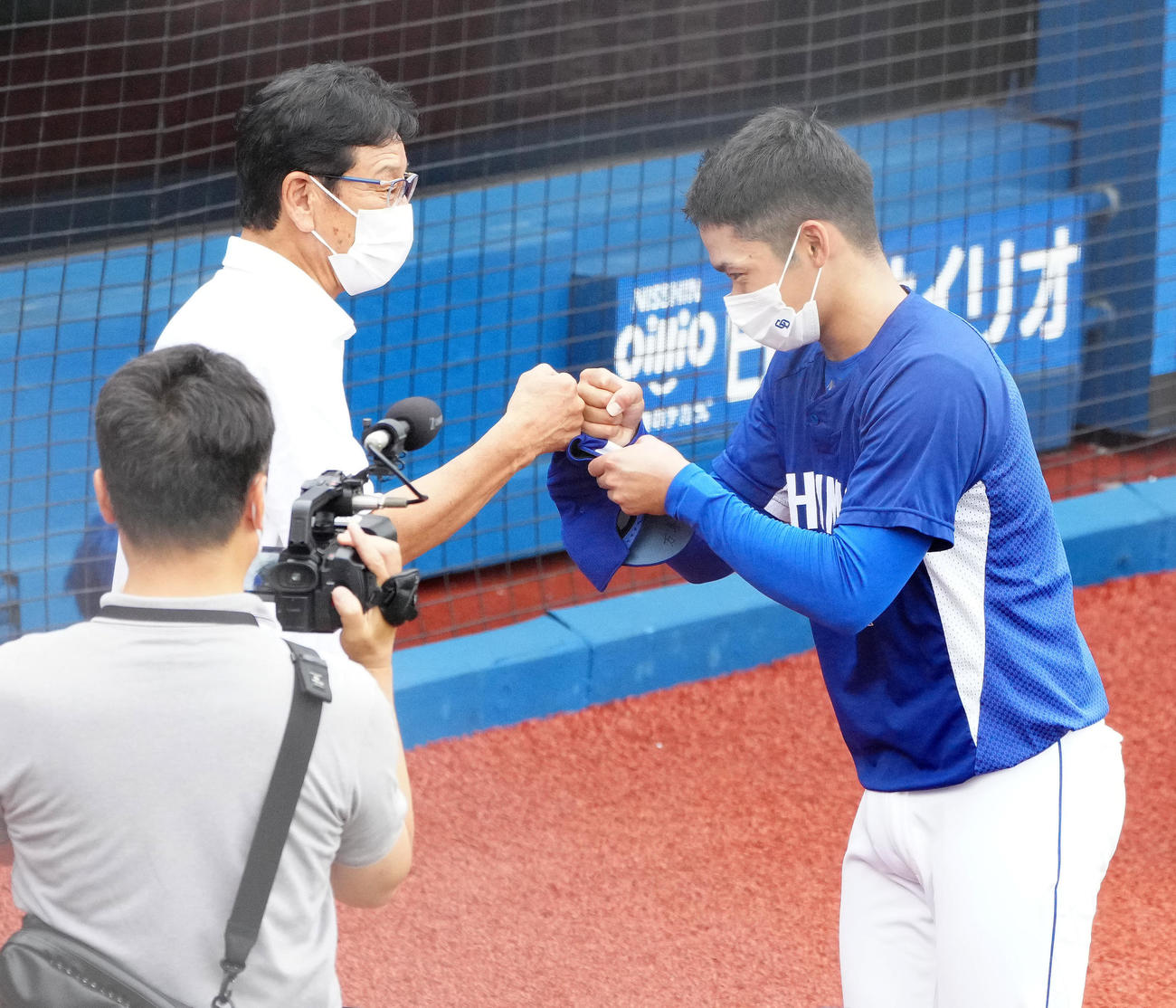 DeNA対中日　練習中、視察した侍ジャパン栗山監督（左）にあいさつしタッチを交わす中日根尾（撮影・江口和貴）