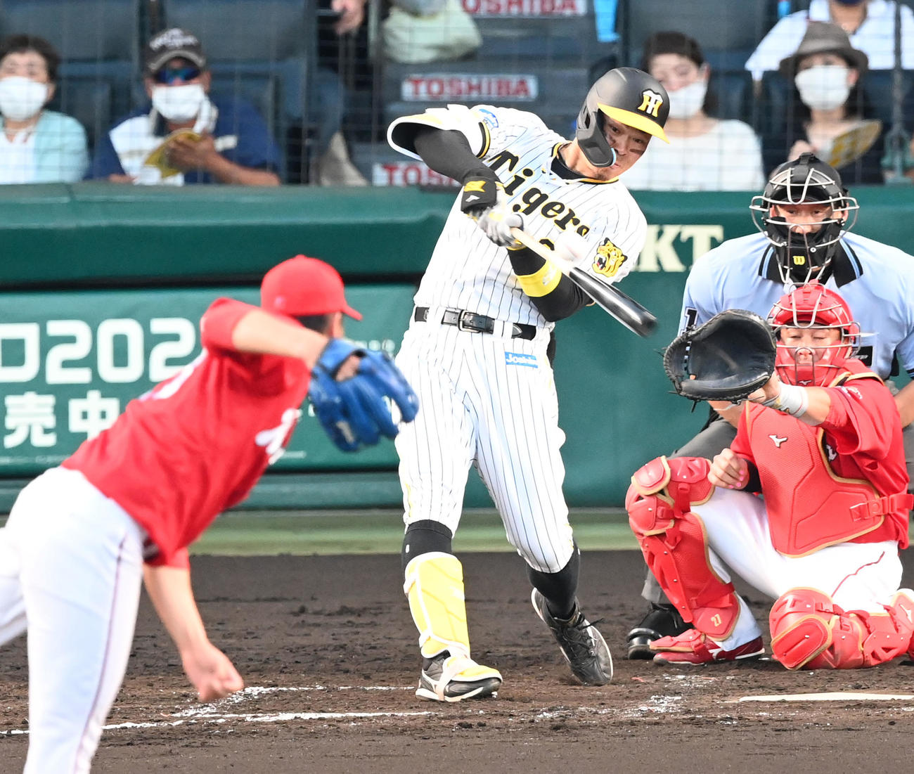阪神対広島　4回裏阪神2死一塁、佐藤輝は右前打を放つ。投手床田（撮影・前岡正明）