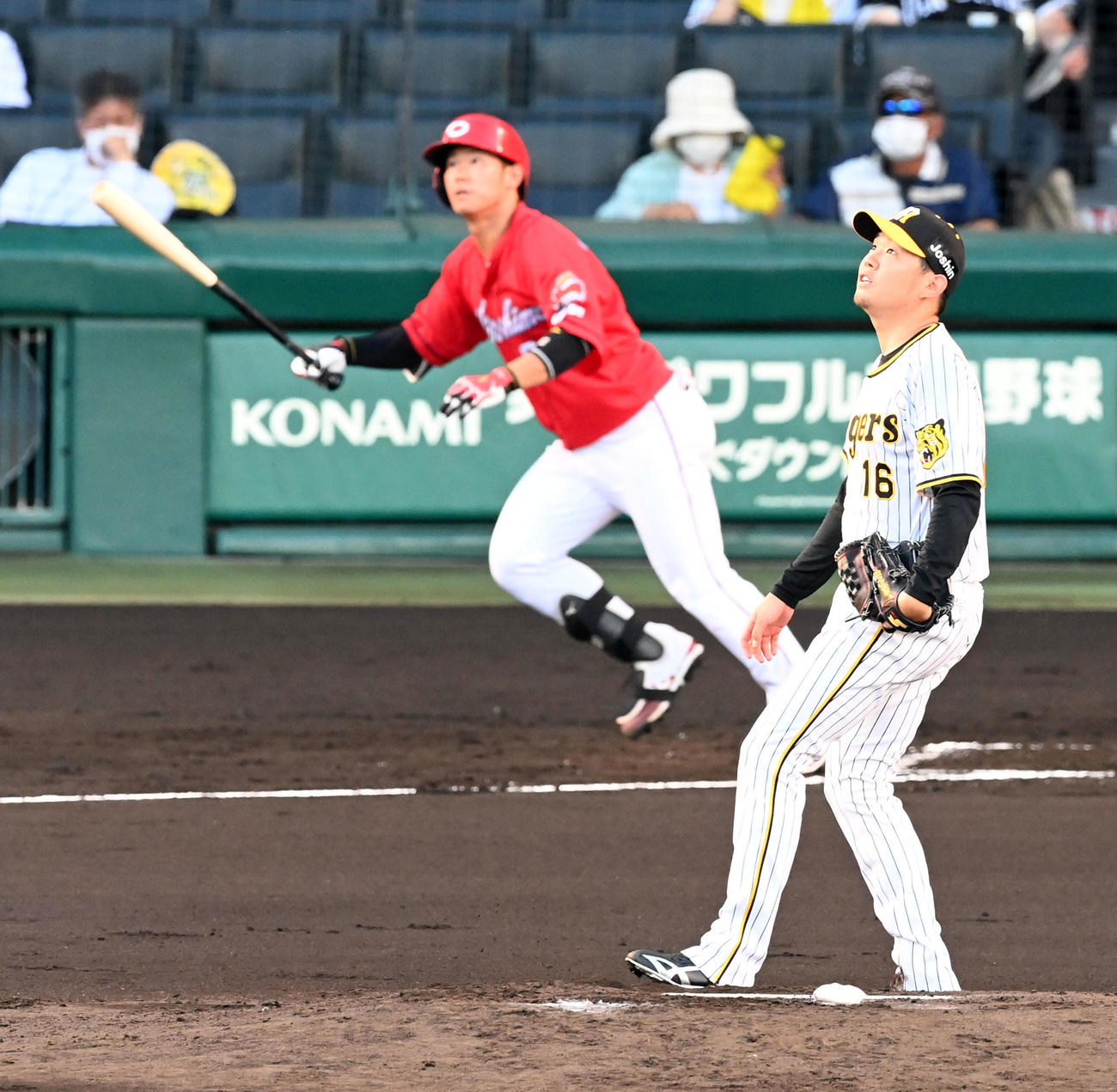 阪神対広島　2回表広島無死一塁、坂倉に先制の右越え2点本塁打を打たれ打球の方向を見る西勇（撮影・前岡正明）