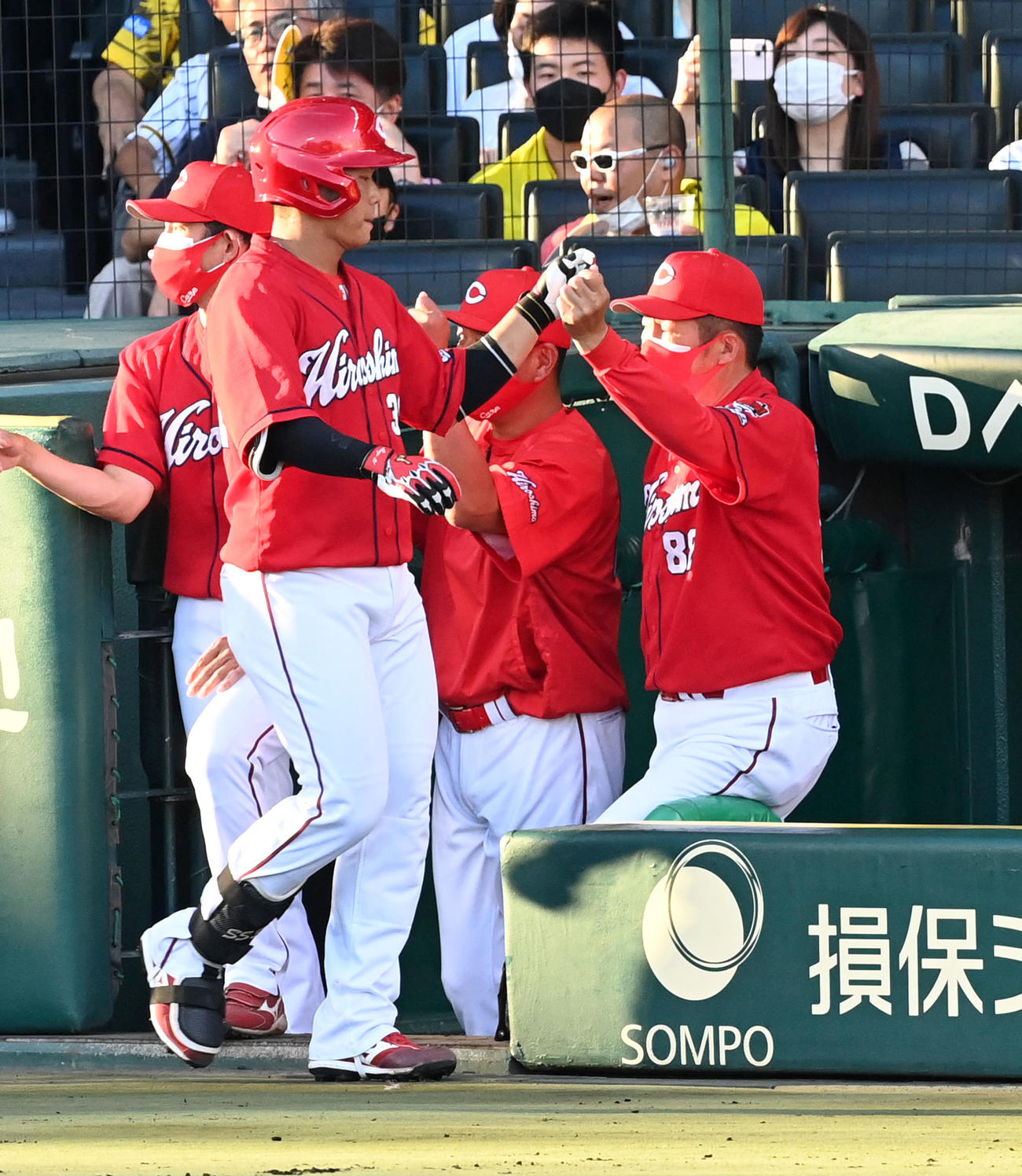 阪神対広島　2回表広島無死一塁、先制の右越え2点本塁打を放った坂倉（左）を迎える佐々岡監督（撮影・前岡正明）