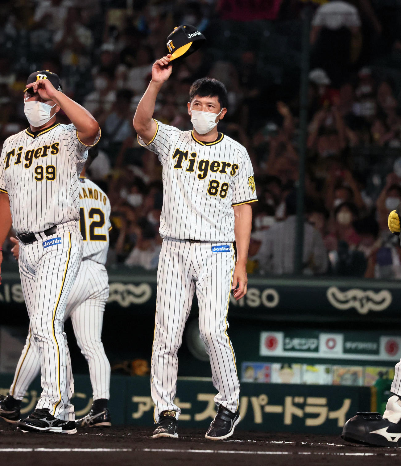 阪神対広島　広島に勝利しファンにあいさつする矢野監督（撮影・加藤哉）