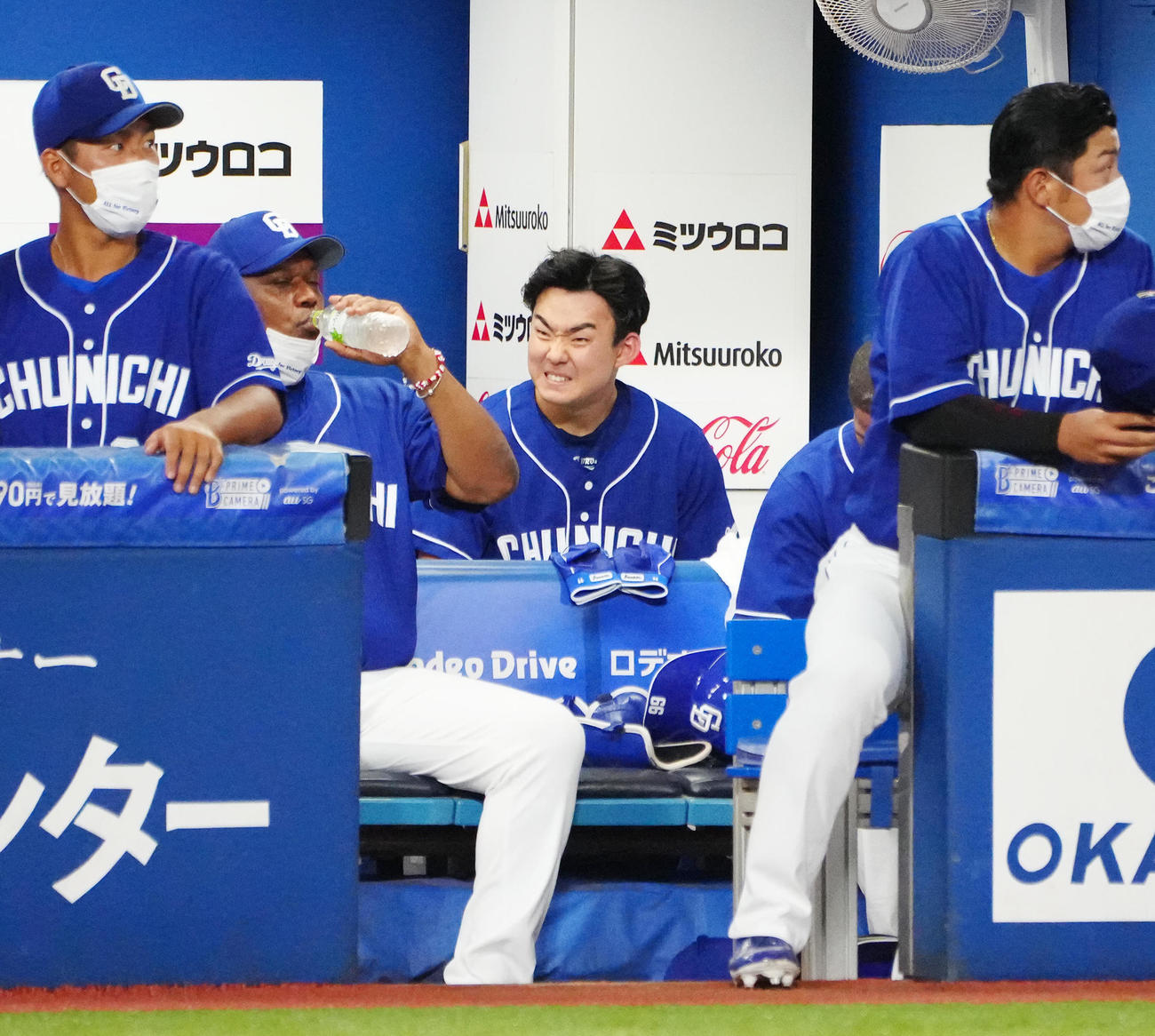 DeNA対中日　6回裏終了後、ベンチで厳しい表情を見せる中日先発の小笠原（撮影・江口和貴）